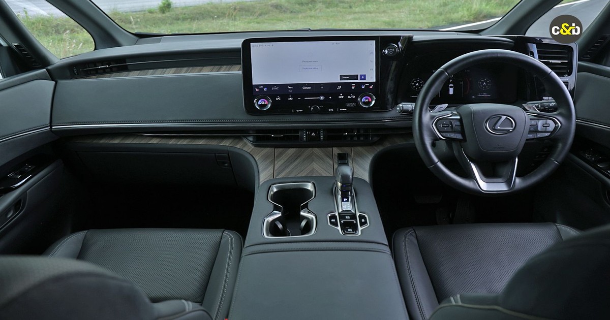 लग्जरी एमपीवी: भारत की वो 5 गाड़ियां जो सड़क पर चलती नहीं, तैरती हैं!